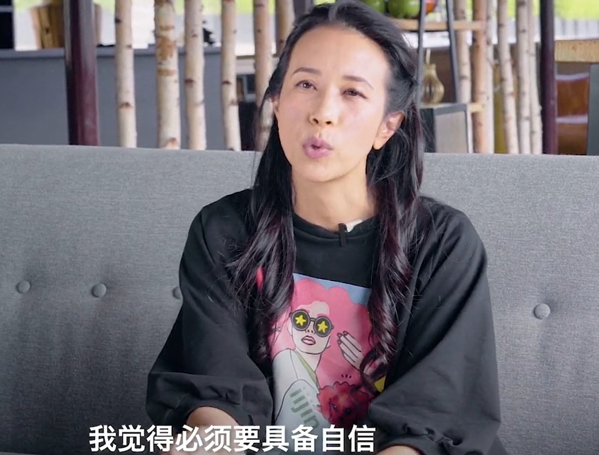 51岁莫文蔚晒旗袍照！紧身款式勒出完美曲线，高开叉露出双腿