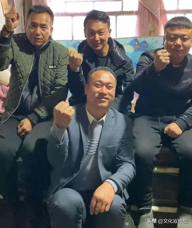 登上北京跨年晚会的张同学，没团队没背景为何能让倪萍与其携手