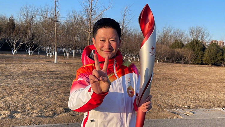 吴京担任北京冬奥会火炬手(吴京晒火炬接力出发照)