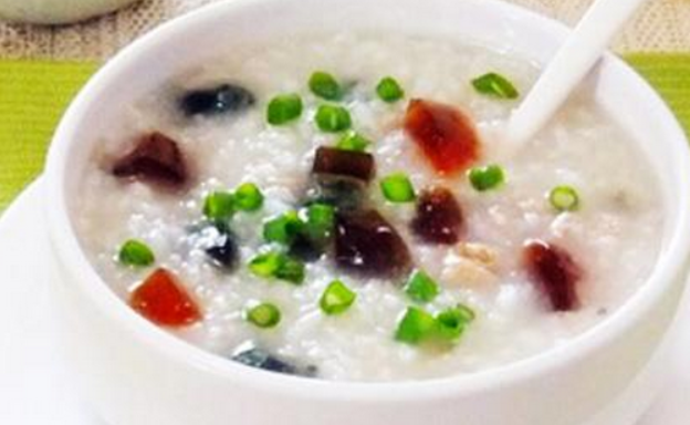 皮蛋瘦肉粥怎么做简单又美味(学会做皮蛋瘦肉粥的家常做法)
