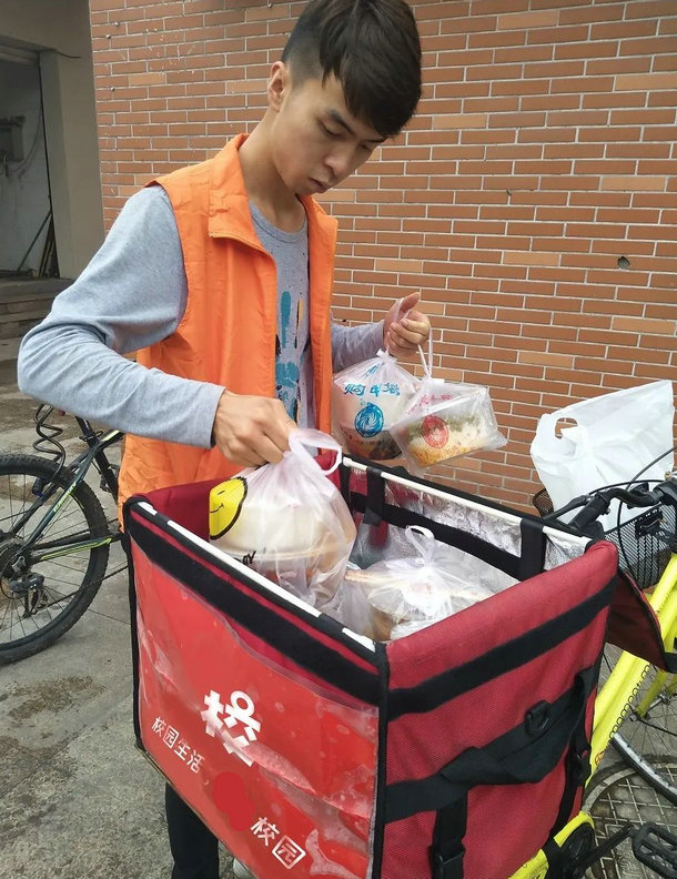 大学生校园创业（大学旁边适合开什么店最）