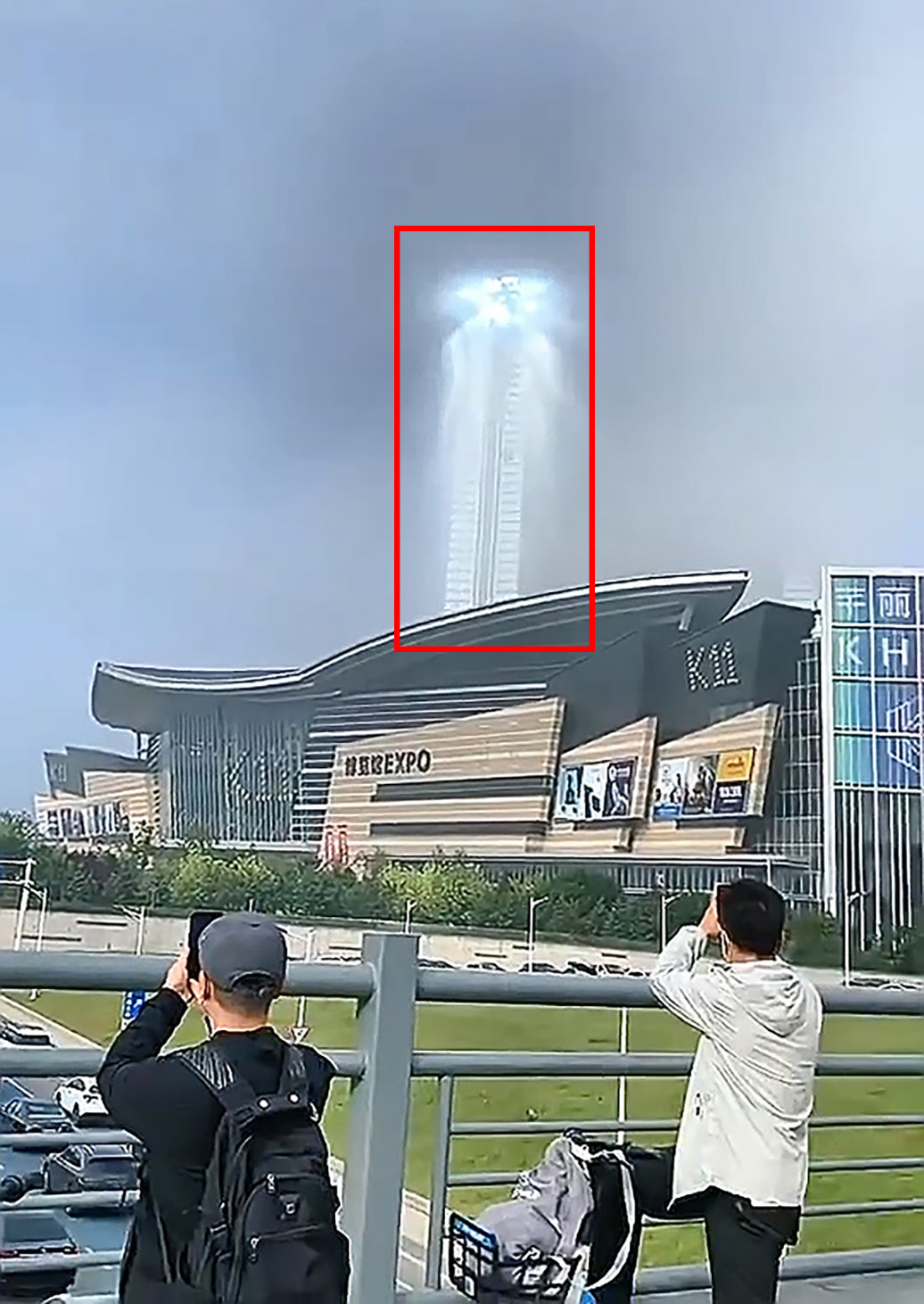 沈阳天空出现巨型光柱(9月8号沈阳天空神秘光线)