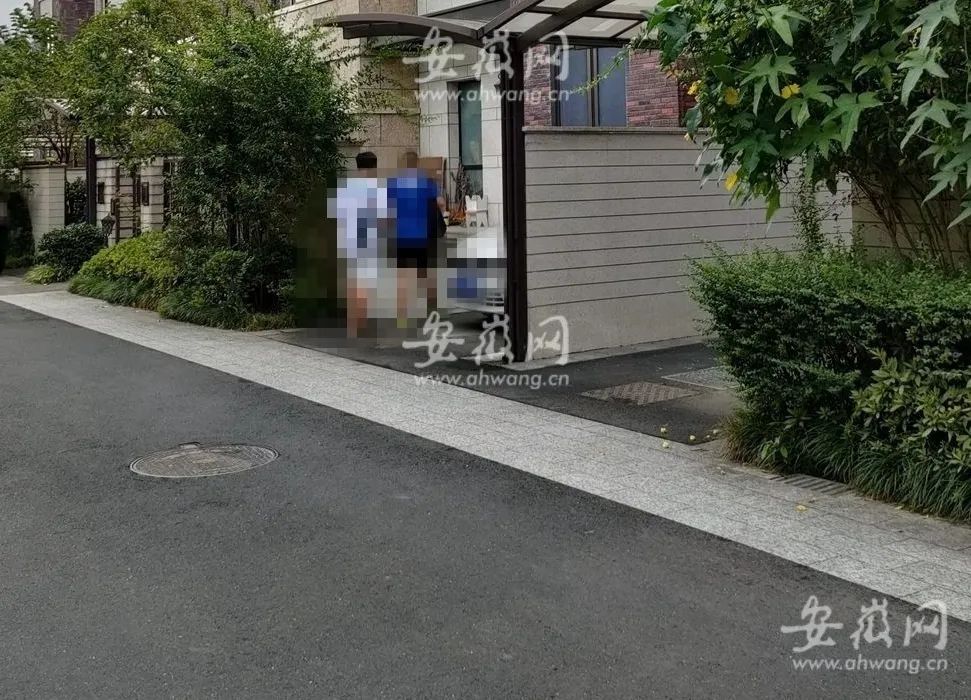 安徽别墅补课老师被降级处分(老师在豪华别墅有偿补课处理来啦)