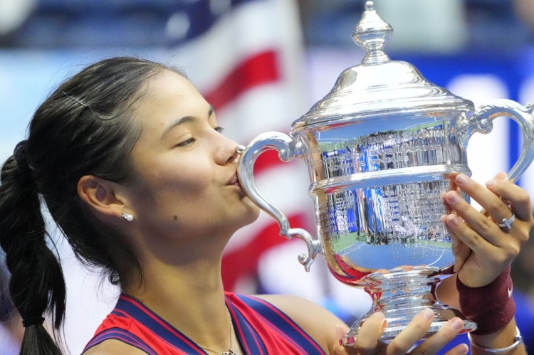 18岁华裔小将艾玛-拉杜卡努夺美网女单冠军（英国44年来首人）