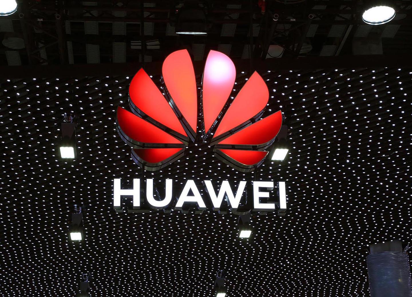 孟晚舟已乘中国政府包机离加（美国无力阻拦，放弃引渡法案）